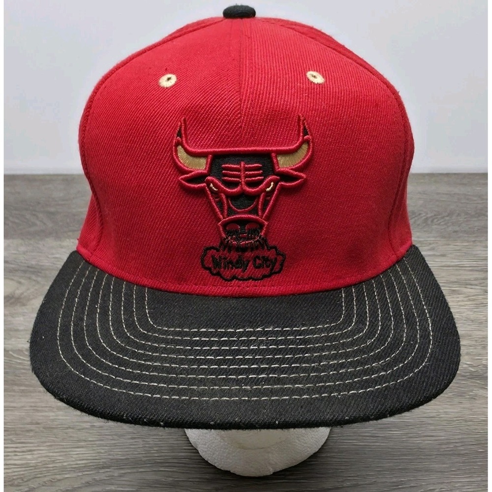 Mitchell & Ness NBA Hat - Chicago Bulls "Windy City" - Red/Black - Snapback